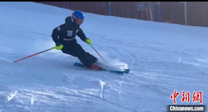 凉城十四岁高山滑雪队员邢诗堯以观摩赛事与技