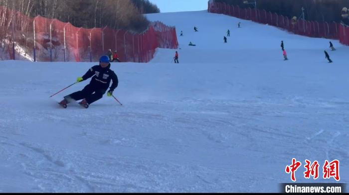 凉城十四岁高山滑雪队员邢诗堯以观摩赛事与技