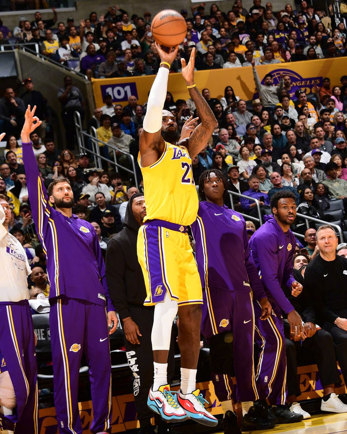 LeBron 23球鞋致敬经典配色 詹姆斯风格再现篮球场