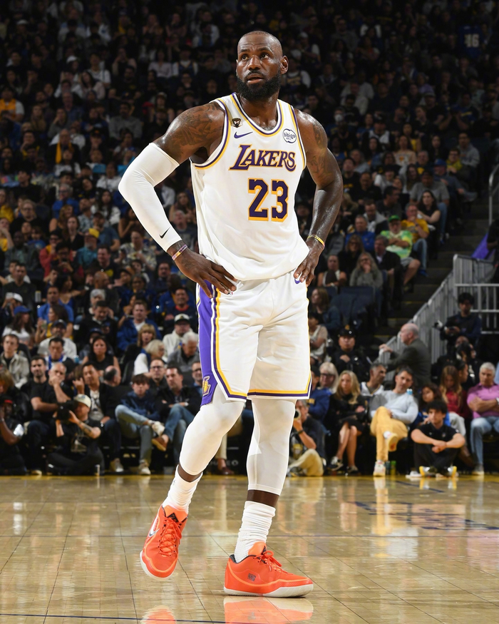 LeBron 23球鞋致敬经典配色 詹姆斯风格再现篮球场