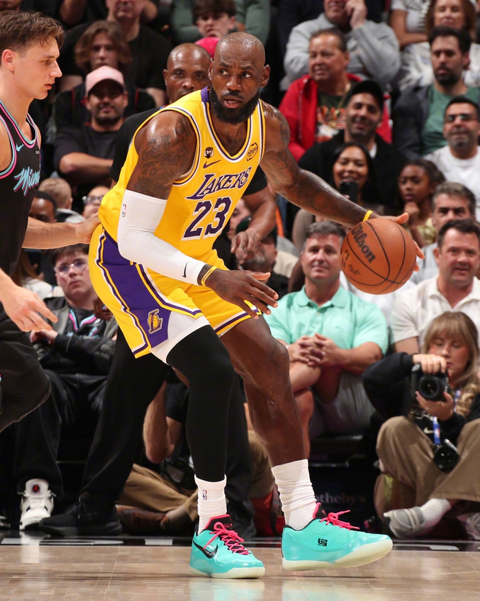 LeBron 23球鞋致敬经典配色 詹姆斯风格再现篮球场