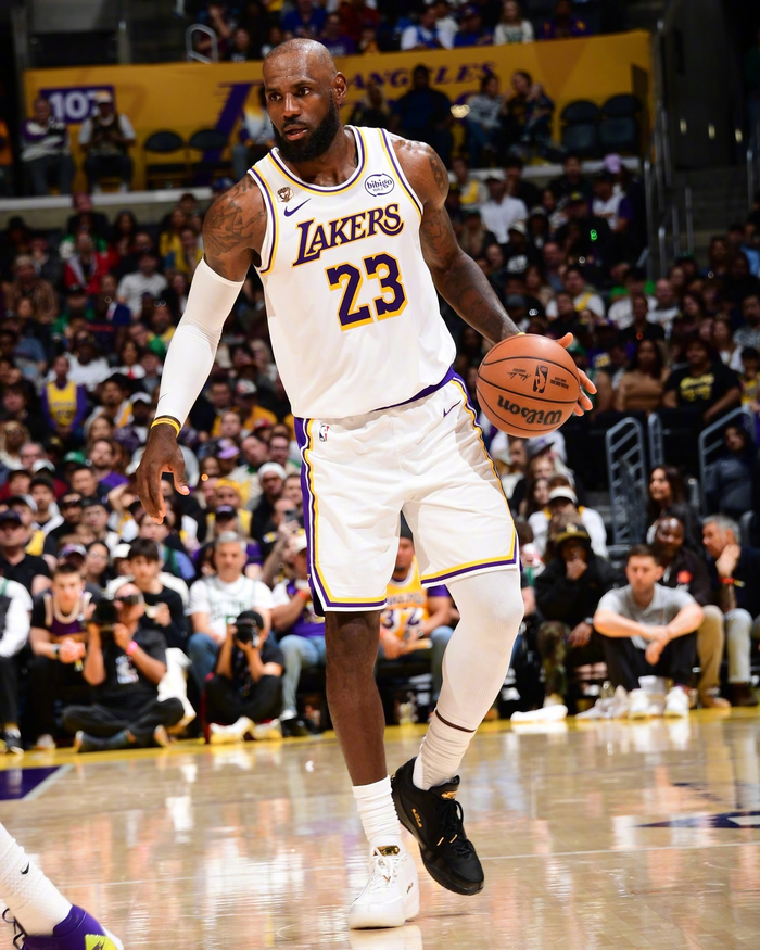 LeBron 23球鞋致敬经典配色 詹姆斯风格再现篮球场