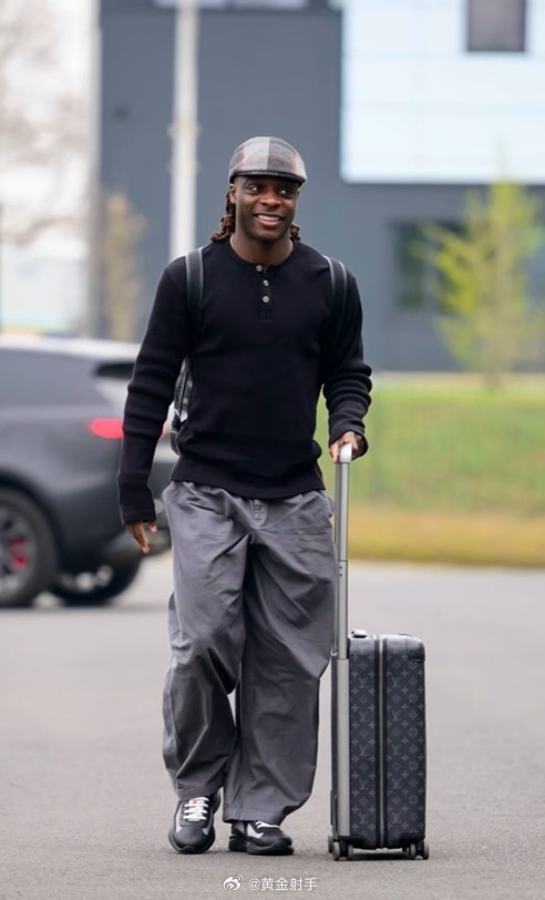 多库晒国家队报到照 谢尔基调侃贝雷帽细节