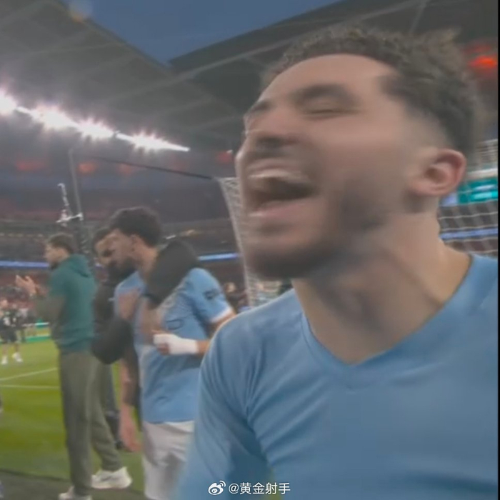 多库晒国家队报到照 谢尔基调侃贝雷帽细节