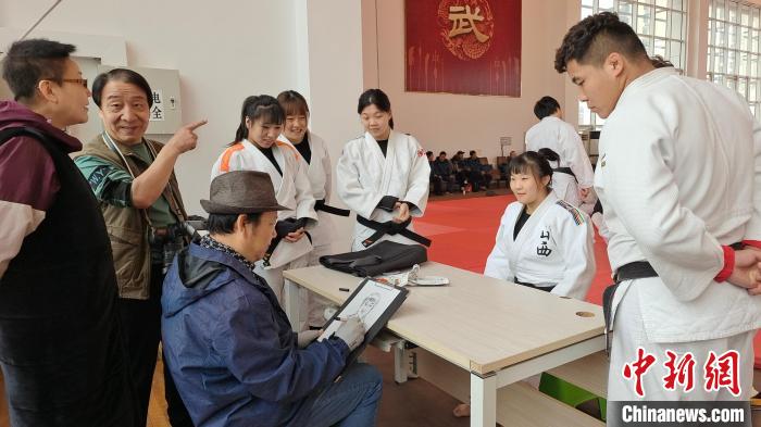 艺术家走进柔道训练营 以文艺演出激励运动员备