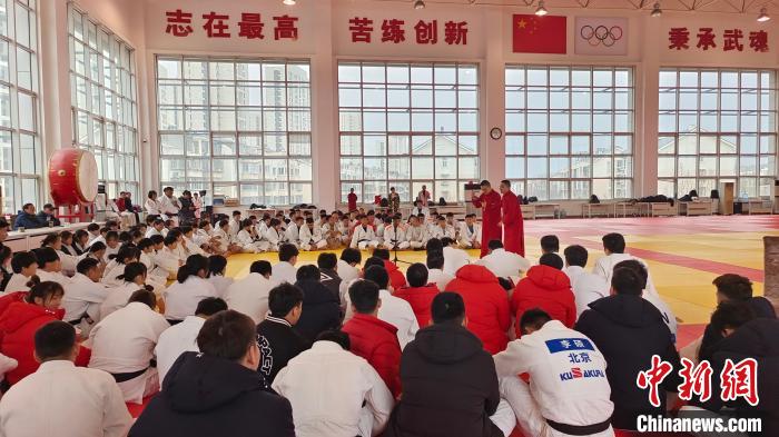 艺术家走进柔道训练营 以文艺演出激励运动员备