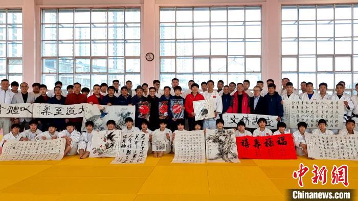 艺术家走进柔道训练营 以文艺演出激励运动员备