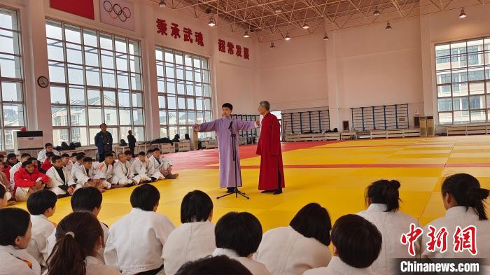 艺术家走进柔道训练营 以文艺演出激励运动员备