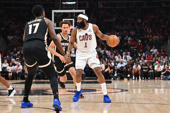 老鹰客场大胜骑士锁定季后赛席位 哈登达成100