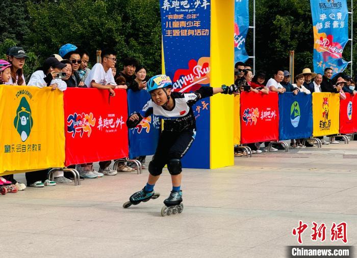 青海省300余名追风少年轮滑竞技盛况：西宁省级