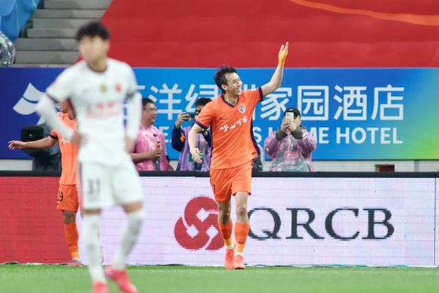 上海海港客场1比3负青岛海牛 红牌争议与战术短