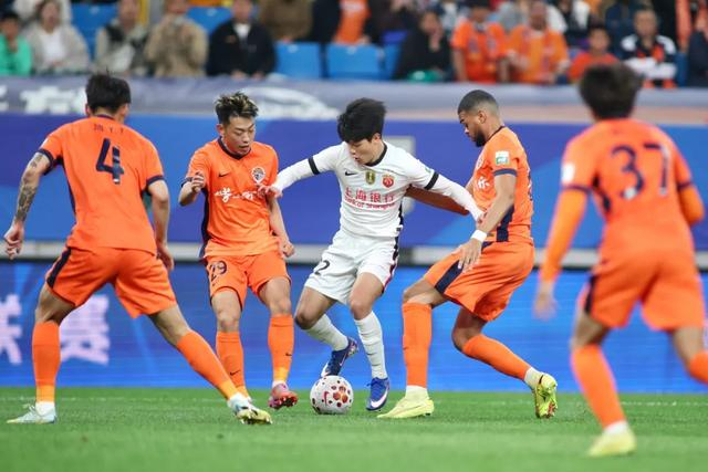 上海海港客场1比3负青岛海牛 红牌争议与战术短
